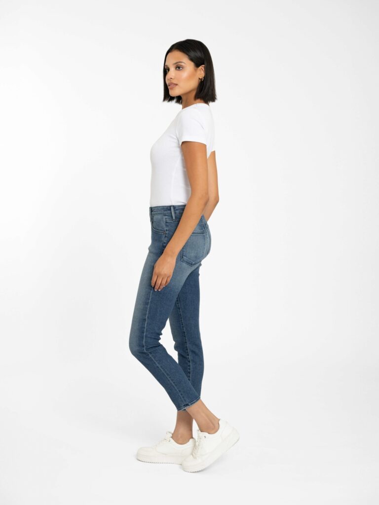 Bombshell Crop Straight in Riverside